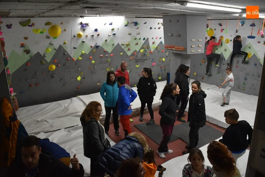 Foto 2 - La lluvia obliga a realizar a cubierto la &lsquo;escalada hacia la igualdad&rsquo;