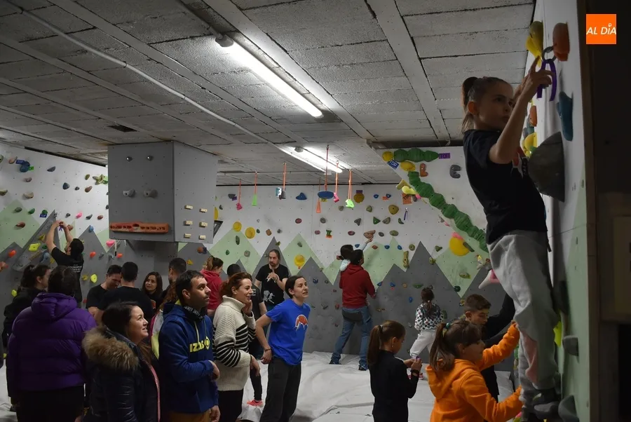 Foto 4 - La lluvia obliga a realizar a cubierto la &lsquo;escalada hacia la igualdad&rsquo;