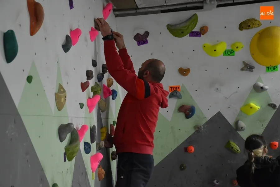 Foto 5 - La lluvia obliga a realizar a cubierto la &lsquo;escalada hacia la igualdad&rsquo;