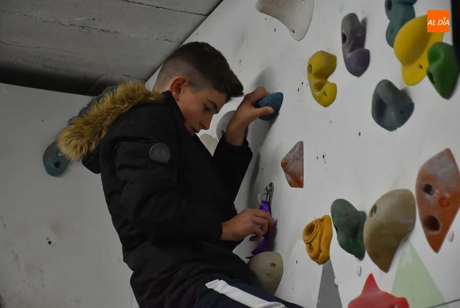 Foto 7 - La lluvia obliga a realizar a cubierto la &lsquo;escalada hacia la igualdad&rsquo;