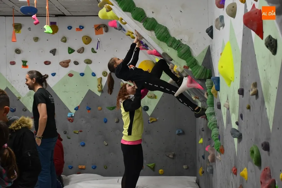 Foto 8 - La lluvia obliga a realizar a cubierto la &lsquo;escalada hacia la igualdad&rsquo;