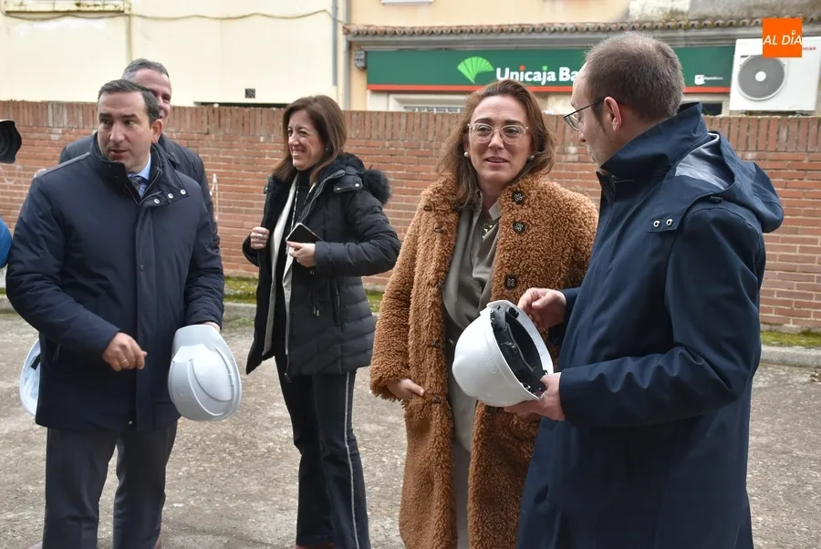 Foto 2 - S&aacute;nchez-Ter&aacute;n da ya nombre a la Estaci&oacute;n de Autobuses, que recibe la visita de la consejera de Movilidad