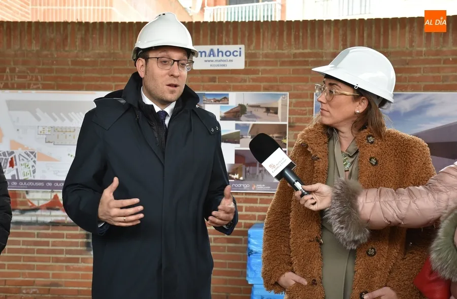 Foto 4 - S&aacute;nchez-Ter&aacute;n da ya nombre a la Estaci&oacute;n de Autobuses, que recibe la visita de la consejera de Movilidad