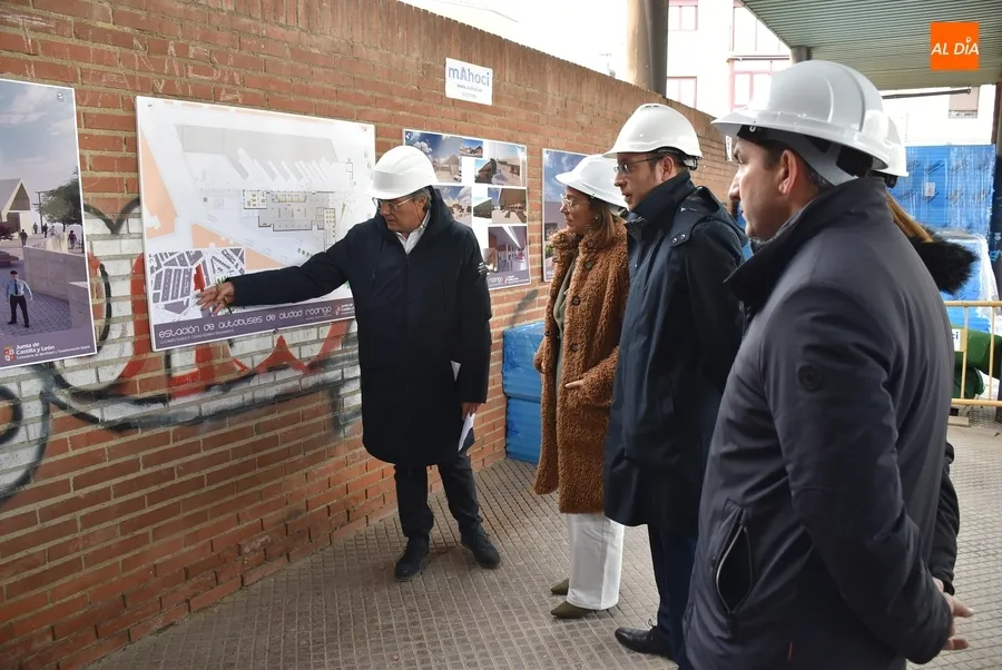Foto 5 - S&aacute;nchez-Ter&aacute;n da ya nombre a la Estaci&oacute;n de Autobuses, que recibe la visita de la consejera de Movilidad