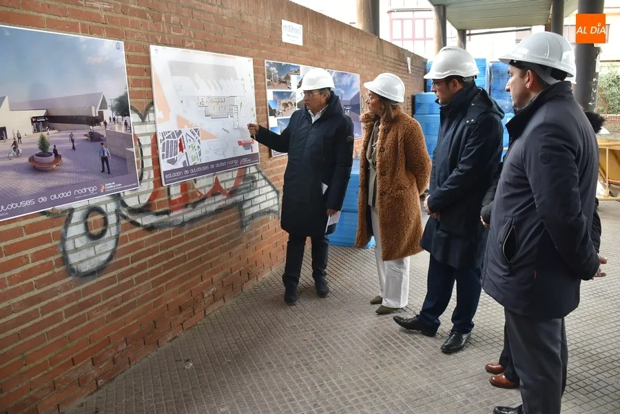 Foto 6 - S&aacute;nchez-Ter&aacute;n da ya nombre a la Estaci&oacute;n de Autobuses, que recibe la visita de la consejera de Movilidad