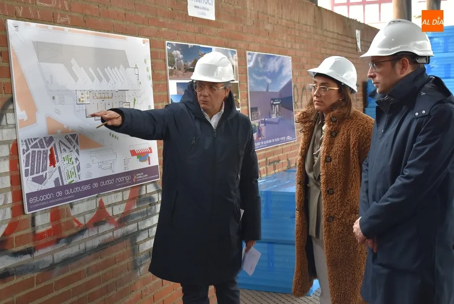 Foto 7 - S&aacute;nchez-Ter&aacute;n da ya nombre a la Estaci&oacute;n de Autobuses, que recibe la visita de la consejera de Movilidad