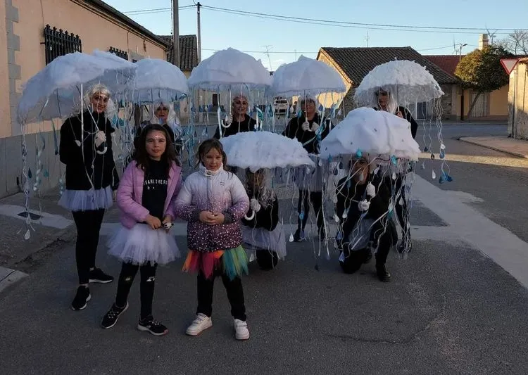 Foto 7 - Garcihern&aacute;ndez disfruta de la 'Fiesta de la Primavera' con un desfile de disfraces