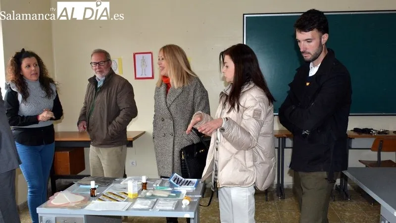 Autoridades, docentes y alumnos del taller de formación y empleo de Lumbrales