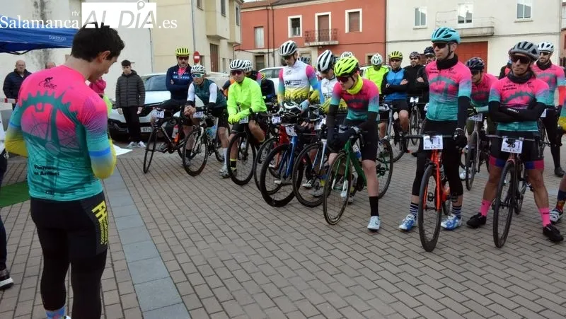 Foto 11 - La I Vuelta Ciclista a las Arribes se abre con un homenaje a la ciclista Estela Dom&iacute;nguez