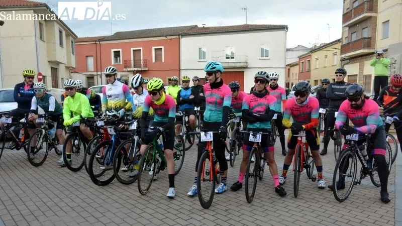 Foto 10 - La I Vuelta Ciclista a las Arribes se abre con un homenaje a la ciclista Estela Dom&iacute;nguez