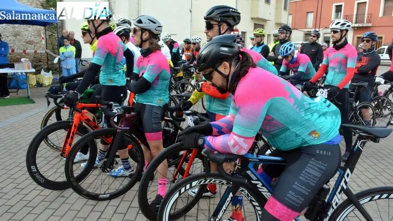 Foto 9 - La I Vuelta Ciclista a las Arribes se abre con un homenaje a la ciclista Estela Dom&iacute;nguez