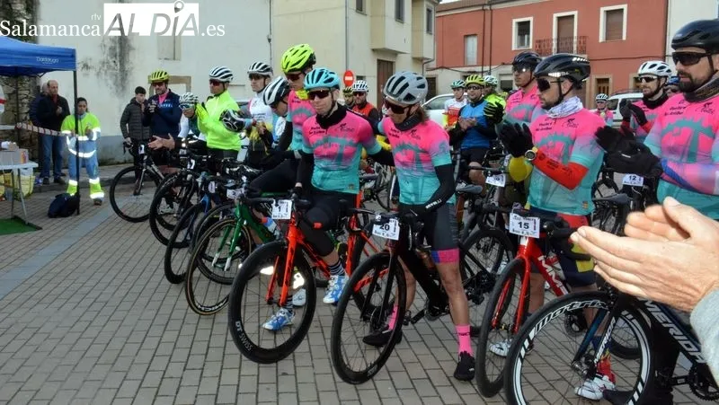 Foto 7 - La I Vuelta Ciclista a las Arribes se abre con un homenaje a la ciclista Estela Dom&iacute;nguez