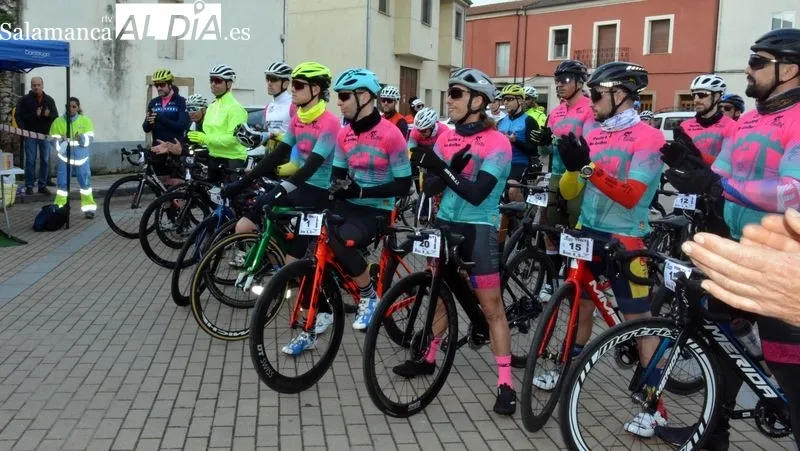 Foto 6 - La I Vuelta Ciclista a las Arribes se abre con un homenaje a la ciclista Estela Dom&iacute;nguez