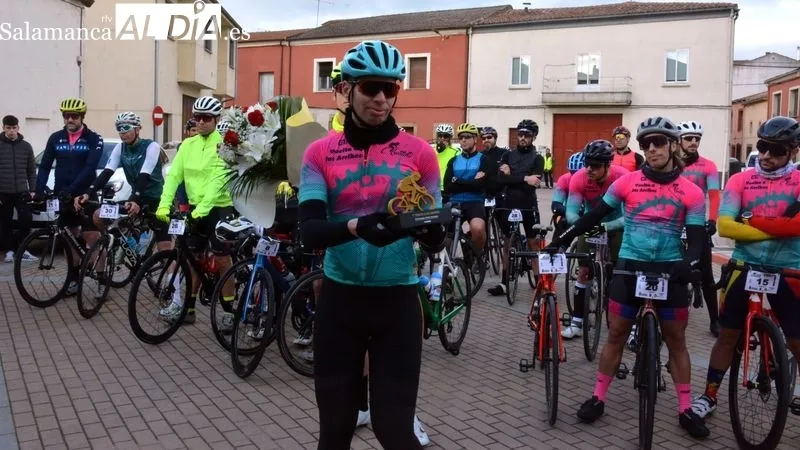Foto 2 - La I Vuelta Ciclista a las Arribes se abre con un homenaje a la ciclista Estela Dom&iacute;nguez