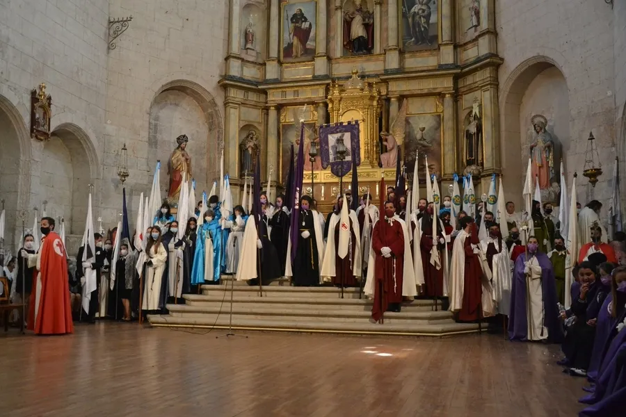 Foto 2 - Rota de nuevo la unidad de las cofrad&iacute;as mirobrigenses en torno a la procesi&oacute;n del Resucitado