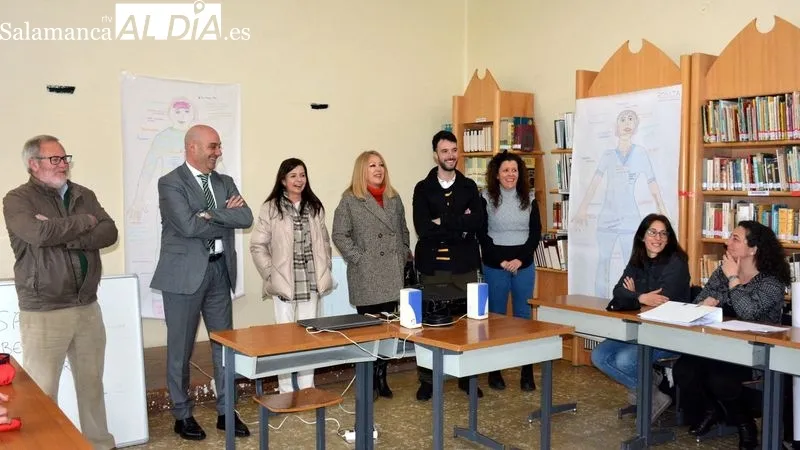Autoridades, docentes y alumnos del taller de formación y empleo de Lumbrales