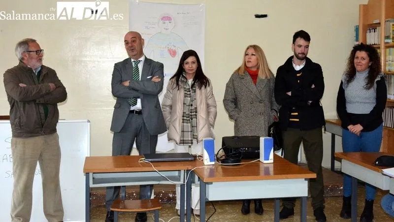 Autoridades, docentes y alumnos del taller de formación y empleo de Lumbrales