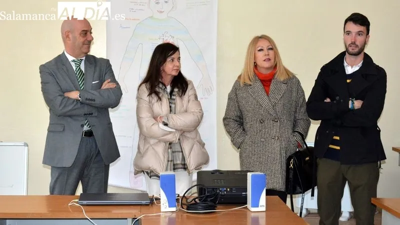 Autoridades, docentes y alumnos del taller de formación y empleo de Lumbrales