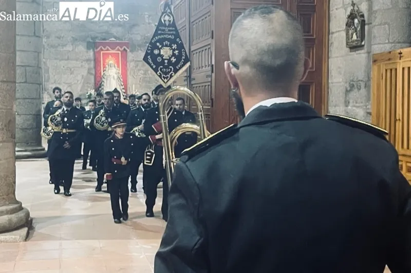La Banda de Cornetas y Tambores ofrecía un emotivo concierto al Santo Cristo de la Cama 