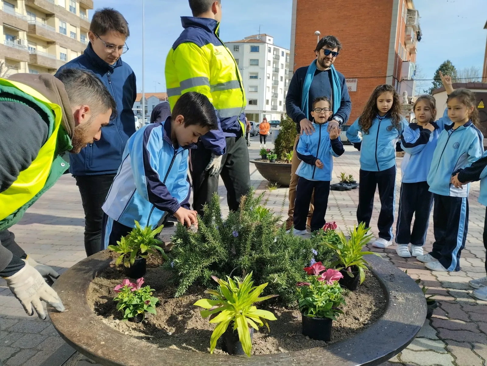 Alumnos de 1º de EP del colegio La Encarnación han plantado flores en el parque Los Jardines