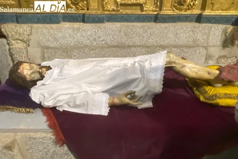 Fieles y cofrades participaban en el tradicional cambio de ropa al Cristo de la Cama en Peñaranda