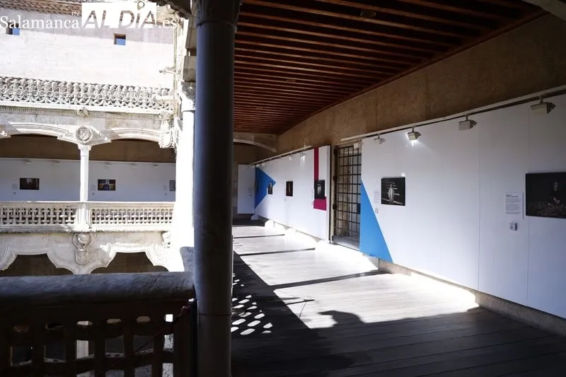 Exposición 'Vidas Migrantes' en el patio alto de la Casa de las Conchas. Foto de David Sañudo