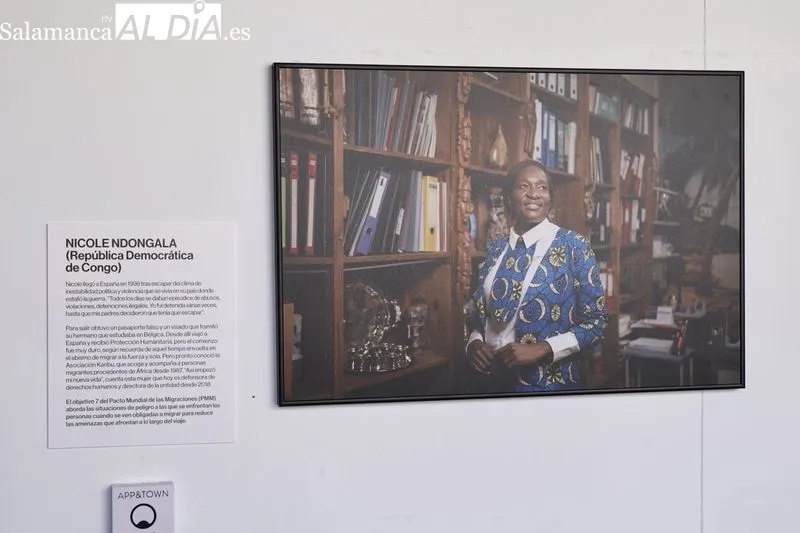 Exposición 'Vidas Migrantes' en el patio alto de la Casa de las Conchas. Foto de David Sañudo