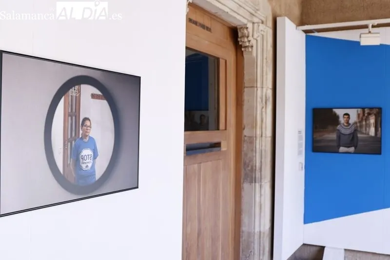 Exposición 'Vidas Migrantes' en el patio alto de la Casa de las Conchas. Foto de David Sañudo