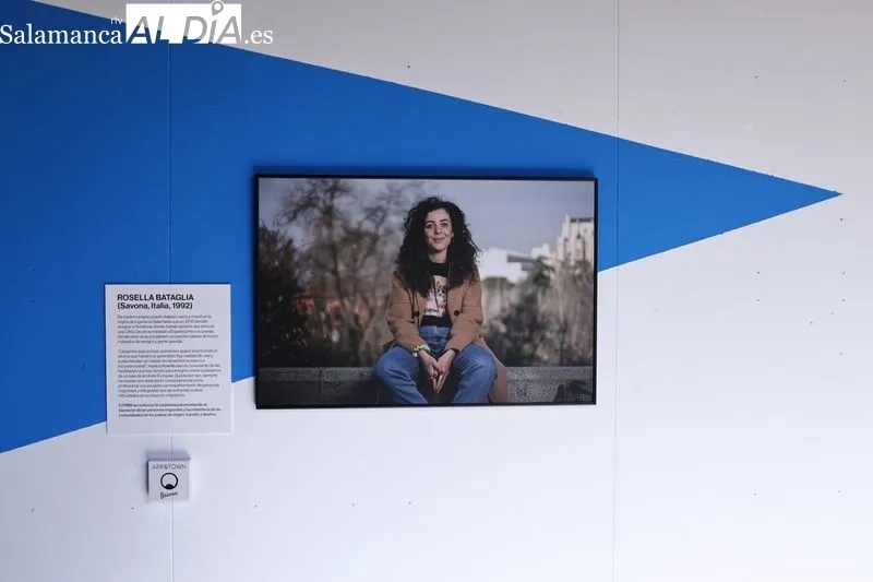 Exposición 'Vidas Migrantes' en el patio alto de la Casa de las Conchas. Foto de David Sañudo