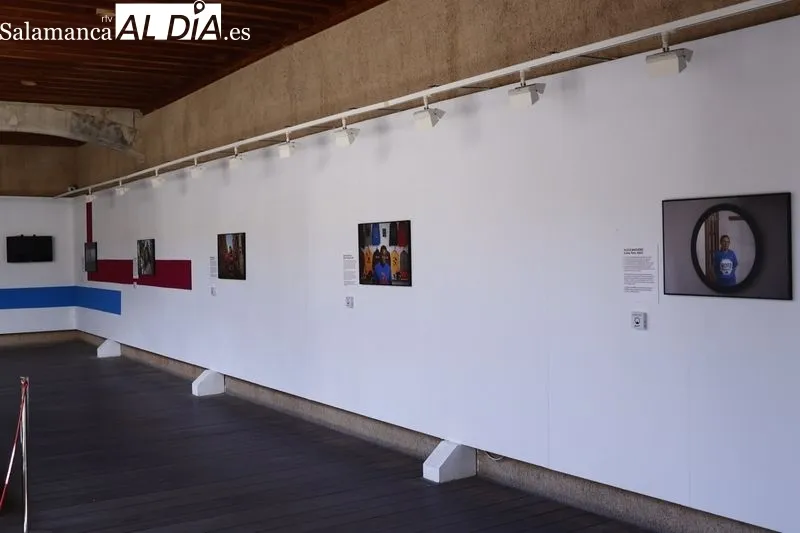 Exposición 'Vidas Migrantes' en el patio alto de la Casa de las Conchas. Foto de David Sañudo