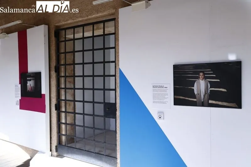 Exposición 'Vidas Migrantes' en el patio alto de la Casa de las Conchas. Foto de David Sañudo