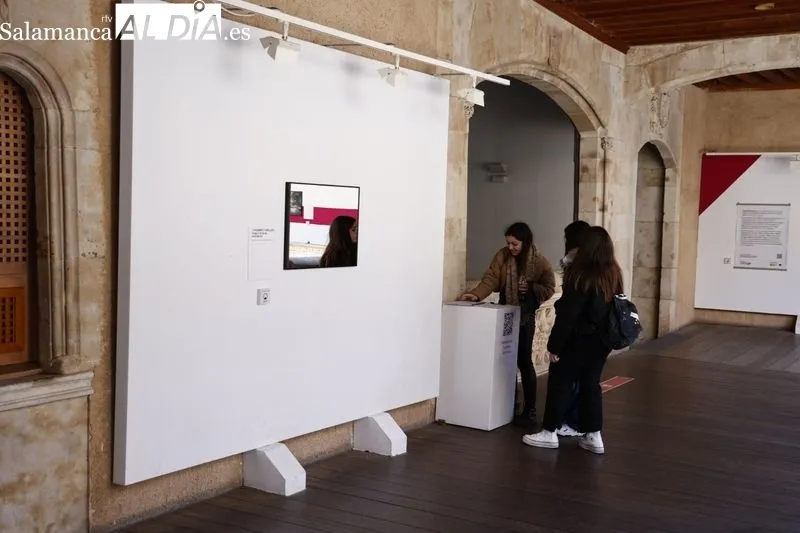 Exposición 'Vidas Migrantes' en el patio alto de la Casa de las Conchas. Foto de David Sañudo