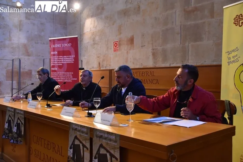 Exposición ‘Museo sin Hogar; Esperanza sin Cobertura’ en el claustro de la Catedral Vieja. Foto de Vanesa Martins