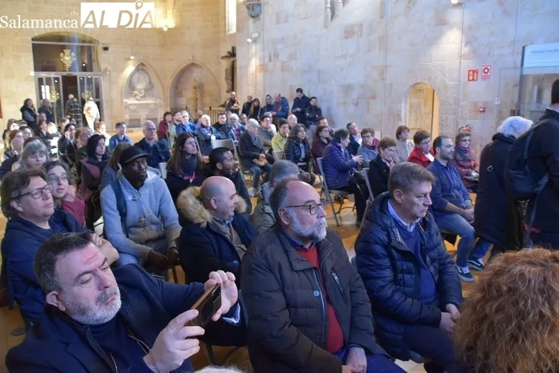 Exposición ‘Museo sin Hogar; Esperanza sin Cobertura’ en el claustro de la Catedral Vieja. Foto de Vanesa Martins