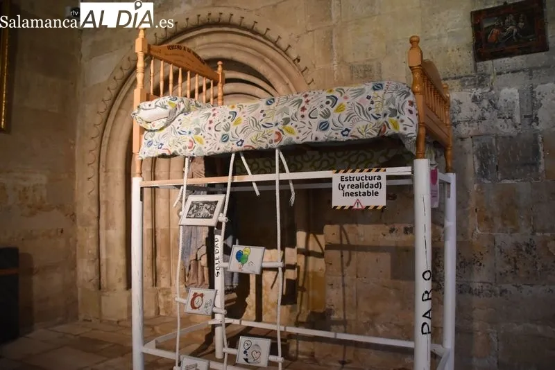 Exposición ‘Museo sin Hogar; Esperanza sin Cobertura’ en el claustro de la Catedral Vieja. Foto de Vanesa Martins