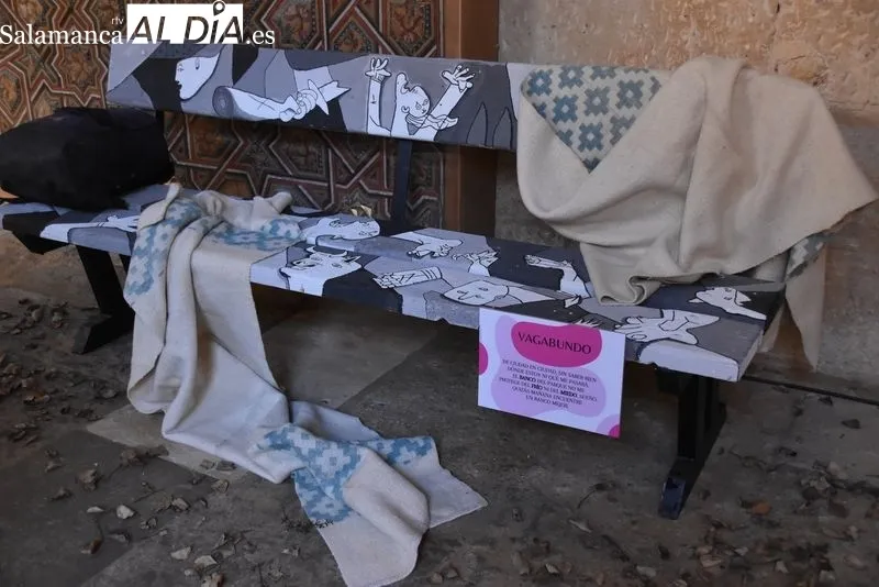 Exposición ‘Museo sin Hogar; Esperanza sin Cobertura’ en el claustro de la Catedral Vieja. Foto de Vanesa Martins