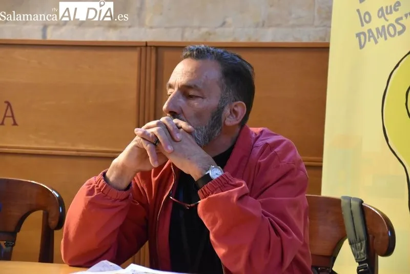 Exposición ‘Museo sin Hogar; Esperanza sin Cobertura’ en el claustro de la Catedral Vieja. Foto de Vanesa Martins