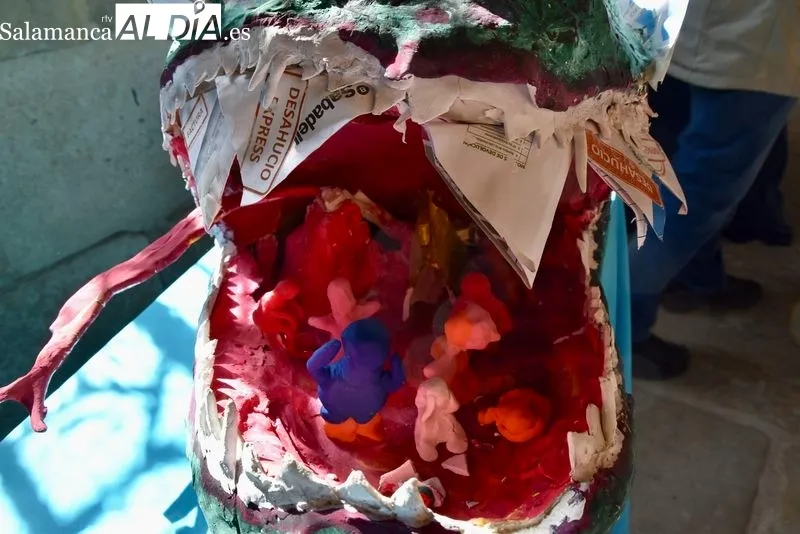 Exposición ‘Museo sin Hogar; Esperanza sin Cobertura’ en el claustro de la Catedral Vieja. Foto de Vanesa Martins
