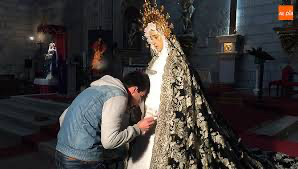 Foto 1 - La Virgen de la Soledad vive este sábado su tradicional besamano