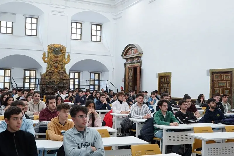 Foto 4 - Alumnos y egresados de la UPSA conocen los perfiles profesionales TIC m&aacute;s demandados por las empresas