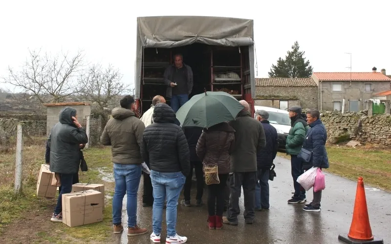 Poco público este domingo en el mercadillo de Trabanca debido a la lluvia y a la coincidencia de la Fiesta del Almendro en La Fregeneda  / SILVESTRE