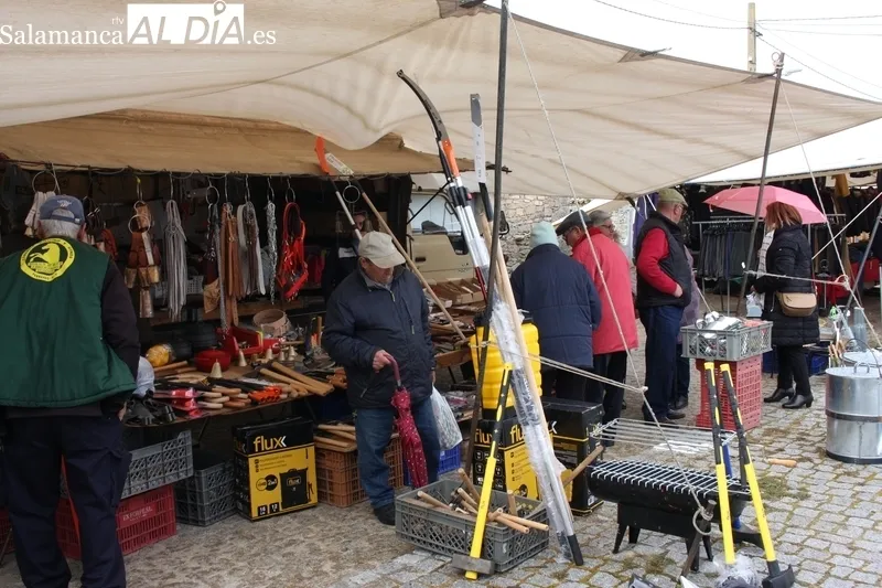 Poco público este domingo en el mercadillo de Trabanca debido a la lluvia y a la coincidencia de la Fiesta del Almendro en La Fregeneda  / SILVESTRE
