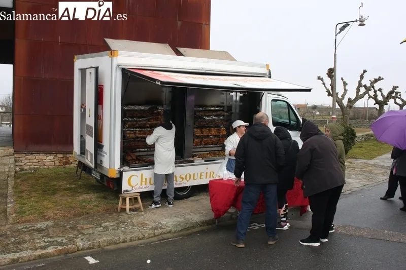 Poco público este domingo en el mercadillo de Trabanca debido a la lluvia y a la coincidencia de la Fiesta del Almendro en La Fregeneda  / SILVESTRE