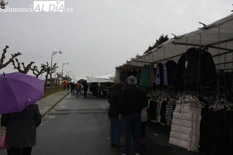 Poco público este domingo en el mercadillo de Trabanca debido a la lluvia y a la coincidencia de la Fiesta del Almendro en La Fregeneda  / SILVESTRE