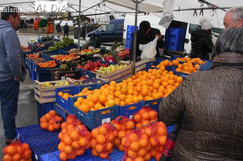 Poco público este domingo en el mercadillo de Trabanca debido a la lluvia y a la coincidencia de la Fiesta del Almendro en La Fregeneda  / SILVESTRE