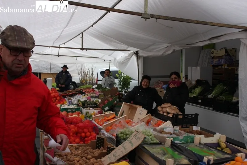 Poco público este domingo en el mercadillo de Trabanca debido a la lluvia y a la coincidencia de la Fiesta del Almendro en La Fregeneda  / SILVESTRE