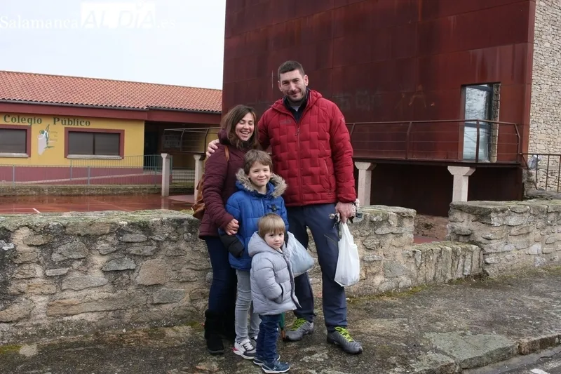 Poco público este domingo en el mercadillo de Trabanca debido a la lluvia y a la coincidencia de la Fiesta del Almendro en La Fregeneda  / SILVESTRE