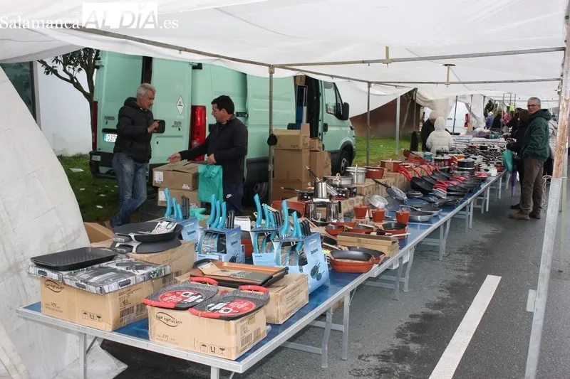 Poco público este domingo en el mercadillo de Trabanca debido a la lluvia y a la coincidencia de la Fiesta del Almendro en La Fregeneda  / SILVESTRE