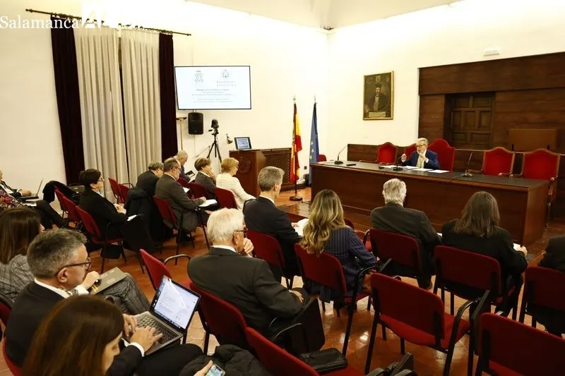 Reunión de la Real Academia de Ciencias Económicas y Financieras en el Colegio Arzobispo Fonseca. Foto de David Sañudo