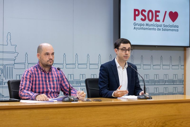 Rueda de prensa de José Luis Mateos, portavoz del PSOE, a la derecha, y el concejal Chema Collados. Foto PSOE Salamanca